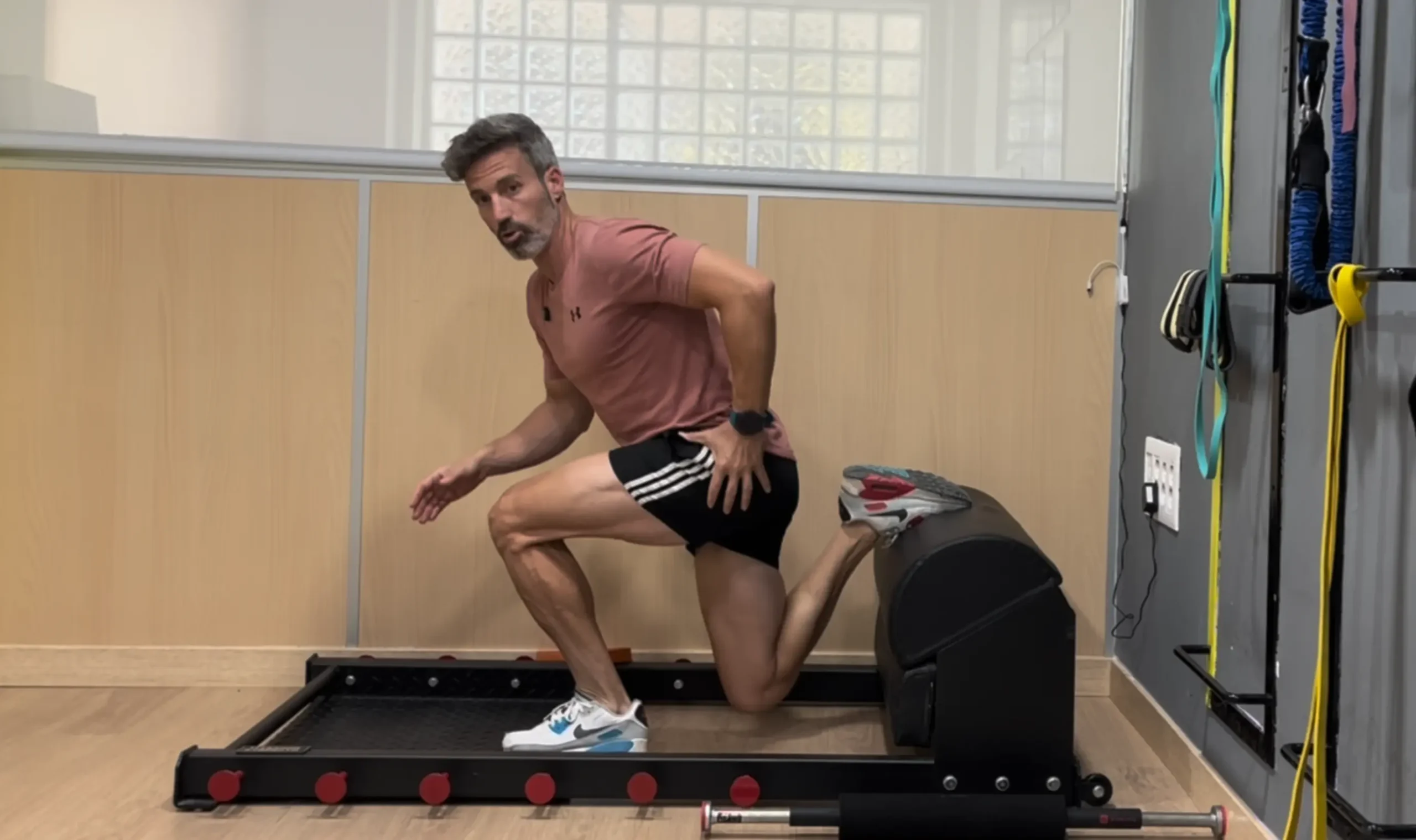 Manu Martín demostrando ejercicio durante una sesión de entrenamiento online